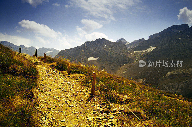 加瓦尼马戏团(Cirque de Gavarnie)是一个位于比利牛斯山中部、法国西南部、靠近西班牙边境的马戏团。它位于加瓦尔尼公社、Hautes-Pyrénées省和比利牛斯国家公园内